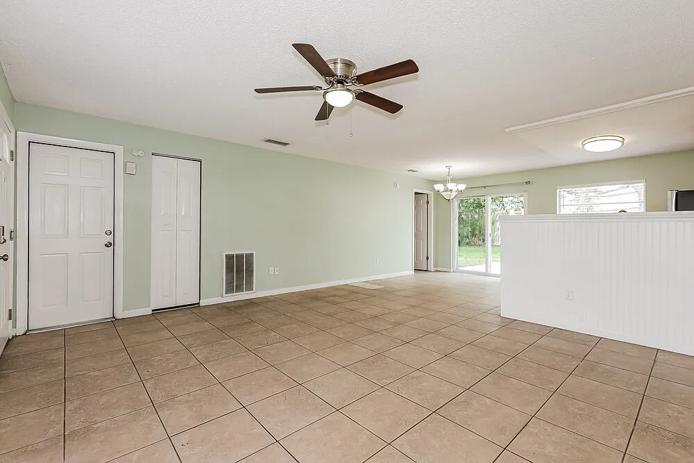 3 bed, 2.0 bath, 1173 sqft, $2,205 — Photo 4