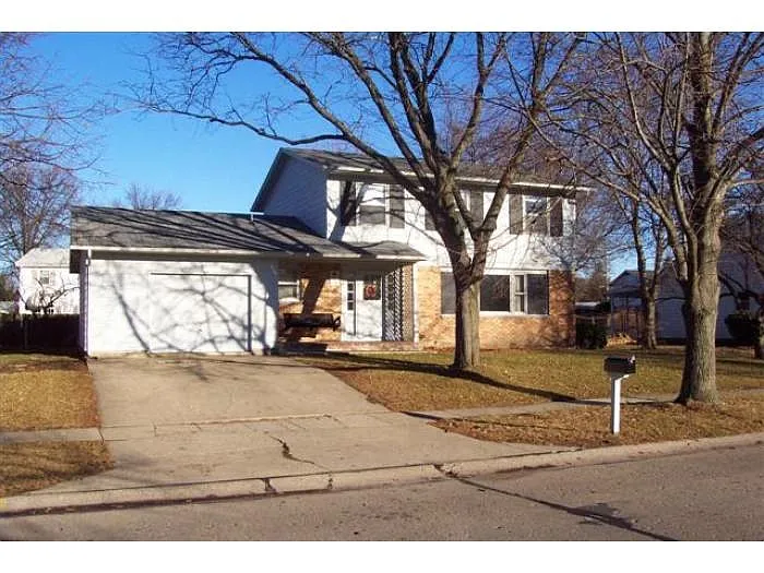 1306 Lincolnshire Dr photo 1