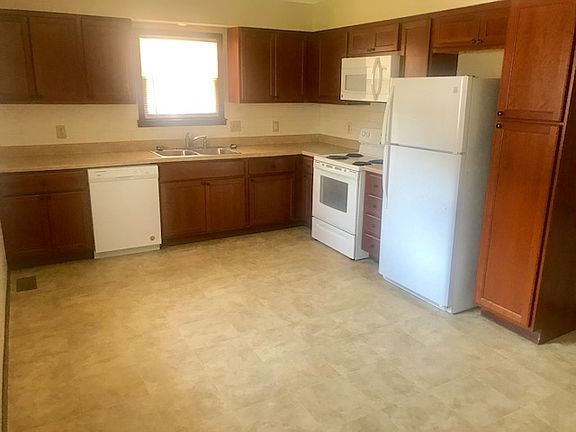 3rd image of 7411 E Gum St