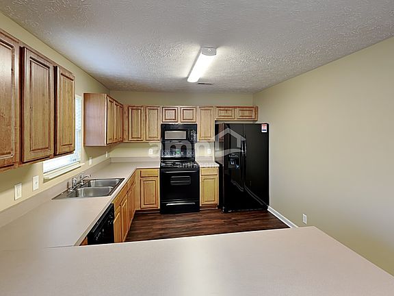 4th image of 3055 Hidden Creek Dr