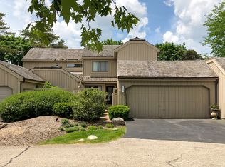 470 N Old Barn Rd, Barrington, IL 60010