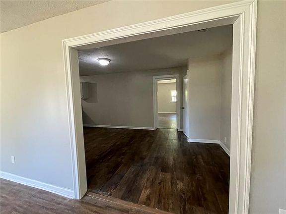 5th image of 104 Oxford Ct