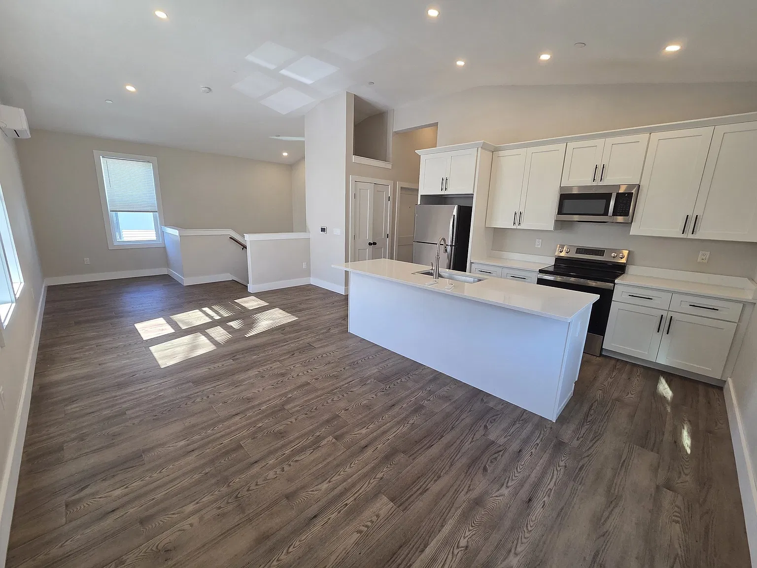 4 bed, 4.0 bath, 1400 sqft, $4,800 — Photo 4