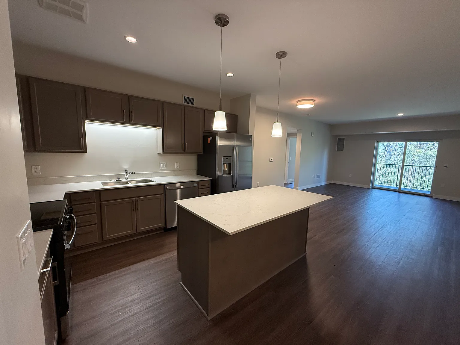 3 bed, 1323 sqft, $2,997 — Photo 3