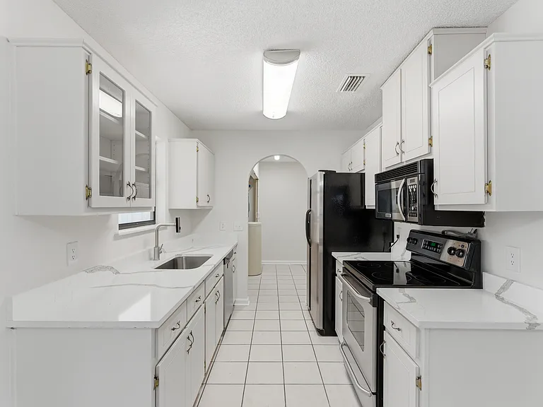 404 Westgate Cir — Photo 9