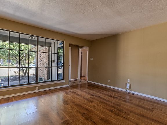 3rd image of 617 Parkview Ln
