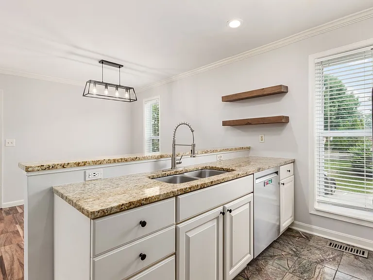 1589 Arlington Ave — Photo 12