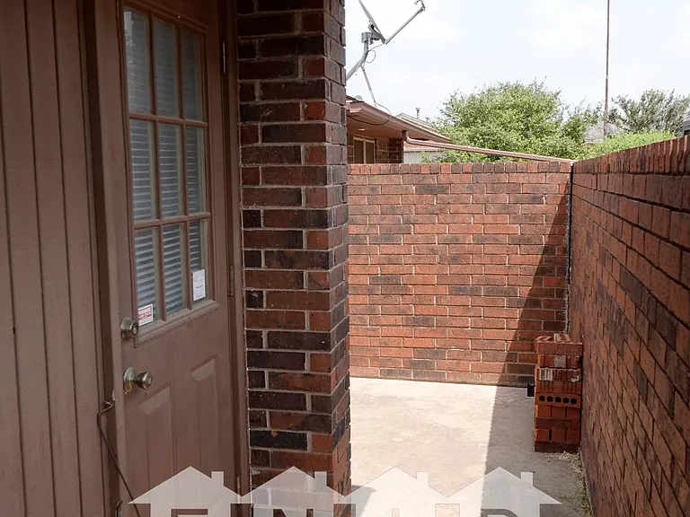 2117 Camelot Dr — Photo 26