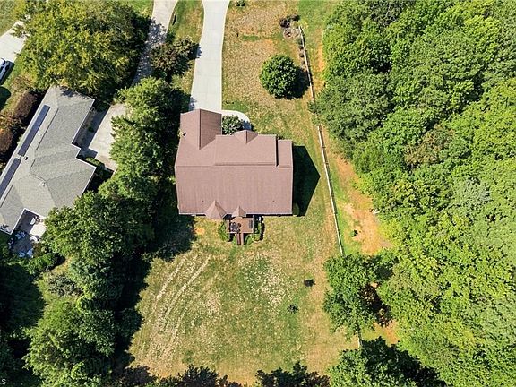 3rd image of 122 Idlewild Rd