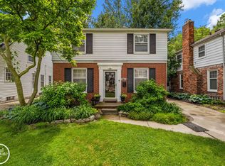 1513 Roslyn Rd, Grosse Pointe Woods, MI 48236