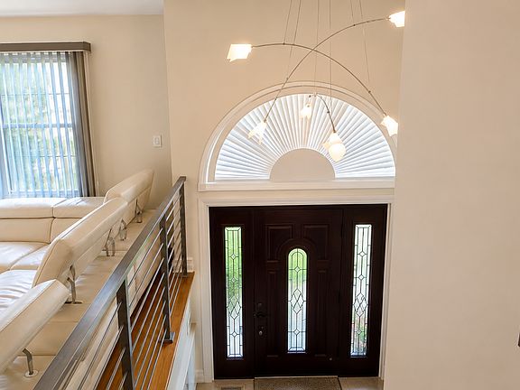 4th image of 8 Hattie Ln