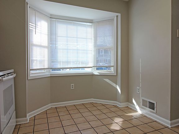 4th image of 7930 Sharpsburg Ct