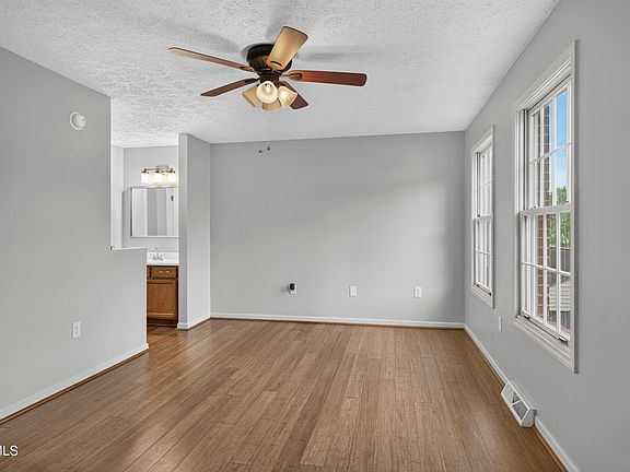 4th image of 806 Crosscreek Dr #806