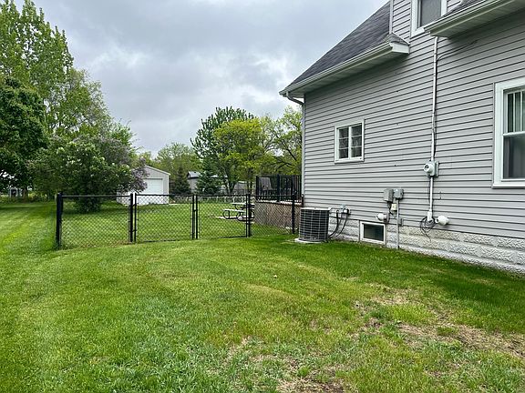 3rd image of 515 Belmont St