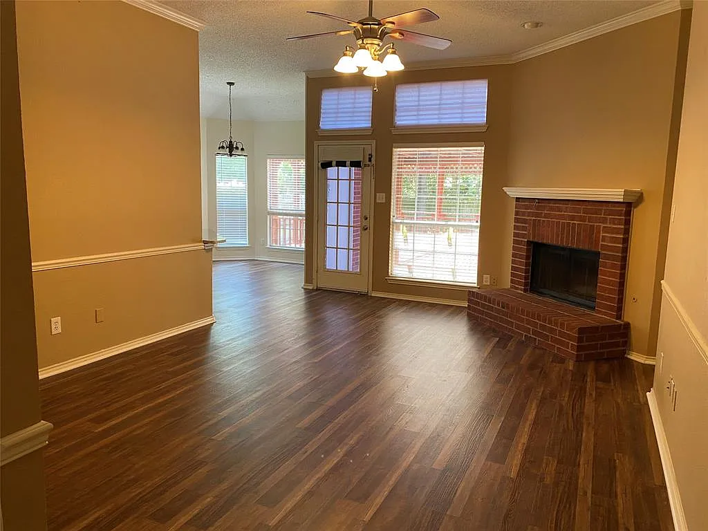 3 bed, 2.0 bath, 1423 sqft, $2,400 — Photo 3