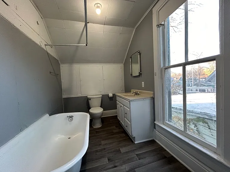 323 Sherman St — Photo 2