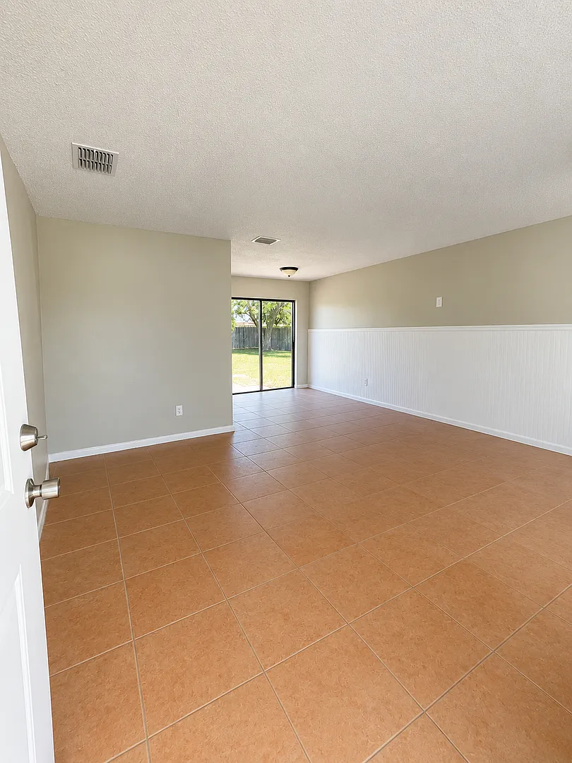 1st Month Free Rent 3 Bed 1 Bath Home | Pet Friendly | Fenced Yard | Washer Dryer Hook Ups | Sect... — Photo 2