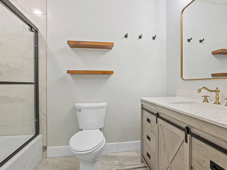 Upstairs hallway full bathroom.