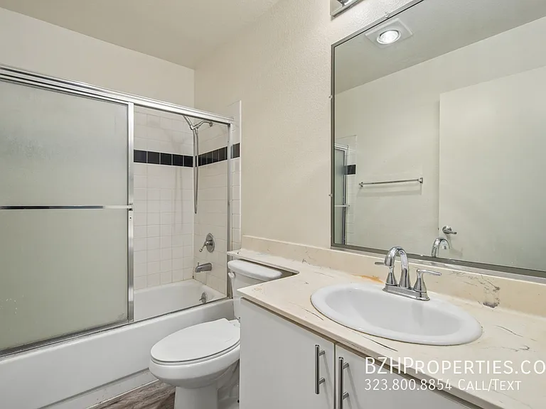 870 Crenshaw — Photo 18