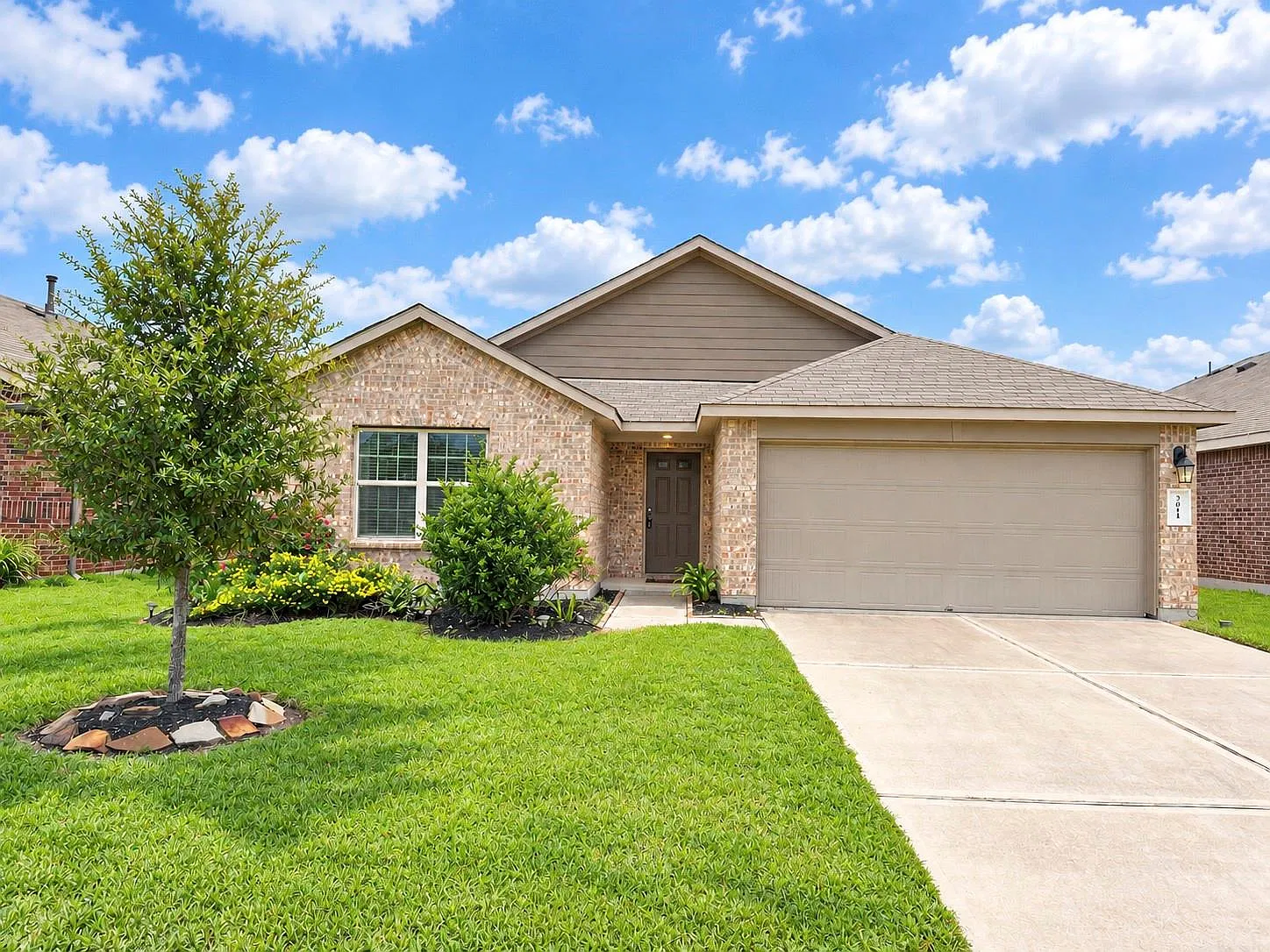 3 bed, 2.0 bath, 1709 sqft, $2,100 — Photo 1