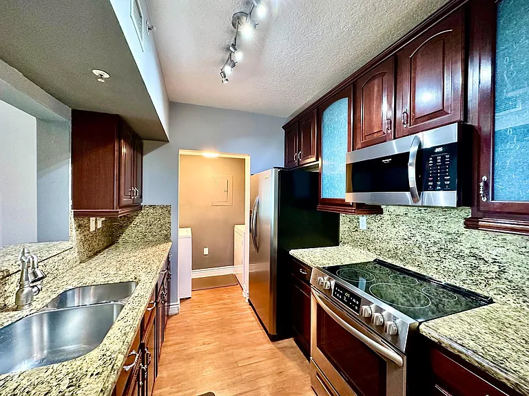 3020 NE 32nd Ave #1003 — Photo 8