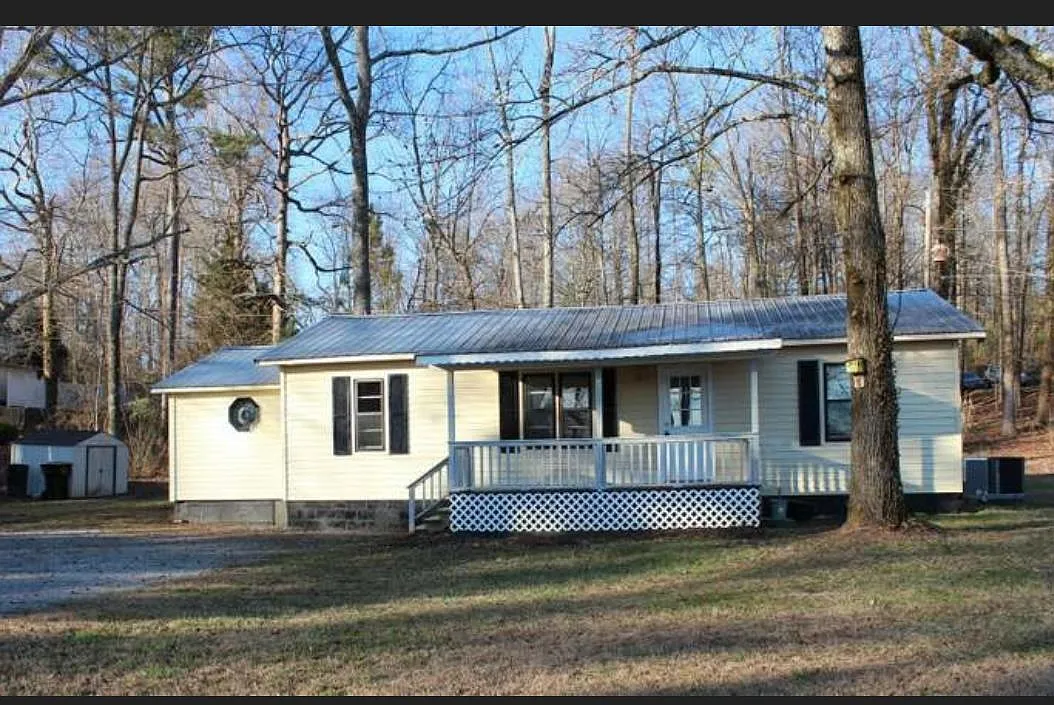 3 bed, 2.0 bath, 1210 sqft — Photo 1