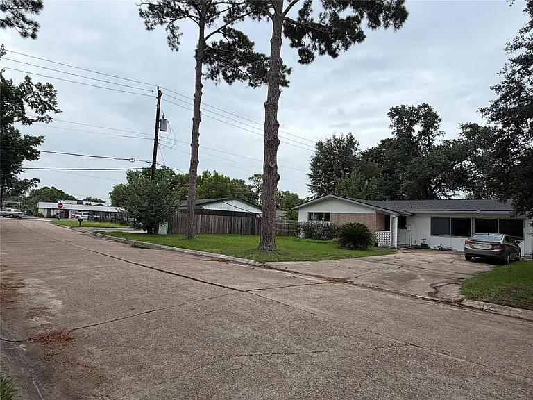 9507 Vogue Ln — Photo 2