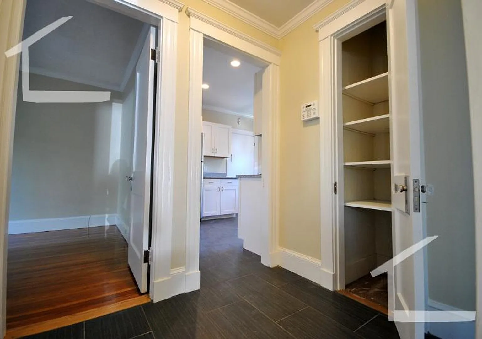 Large 4 bed in Oak Square — Photo 1