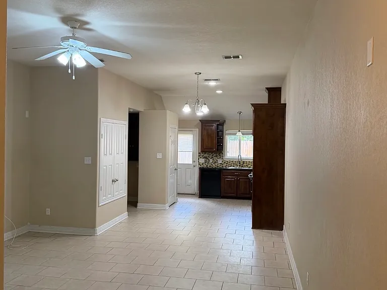 121 Helane Ln — Photo 2