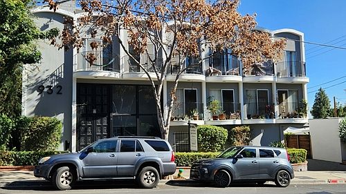 1st image of 932 Larrabee St