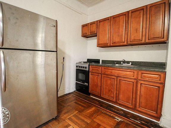 4th image of 240 Crown St APT 2Y