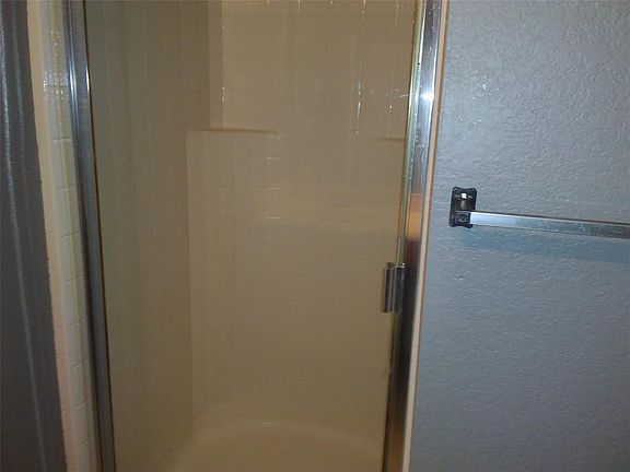4th image of 204 S Meadowbrooke Dr