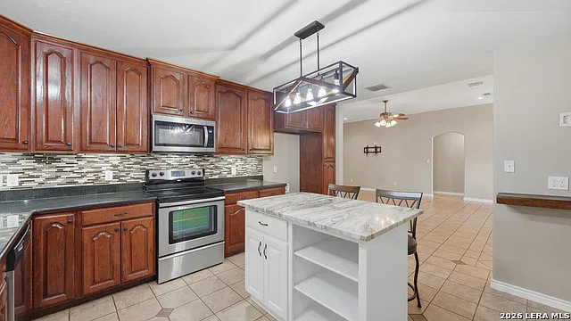 3 bed, 2.0 bath, 1628 sqft, $1,900 — Photo 3