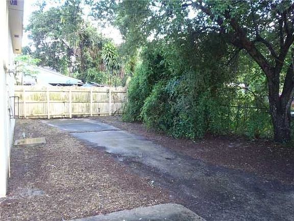 5th image of 10150 NW 21st Ct