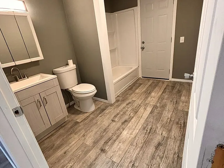 109 S Illinois Ave — Photo 6