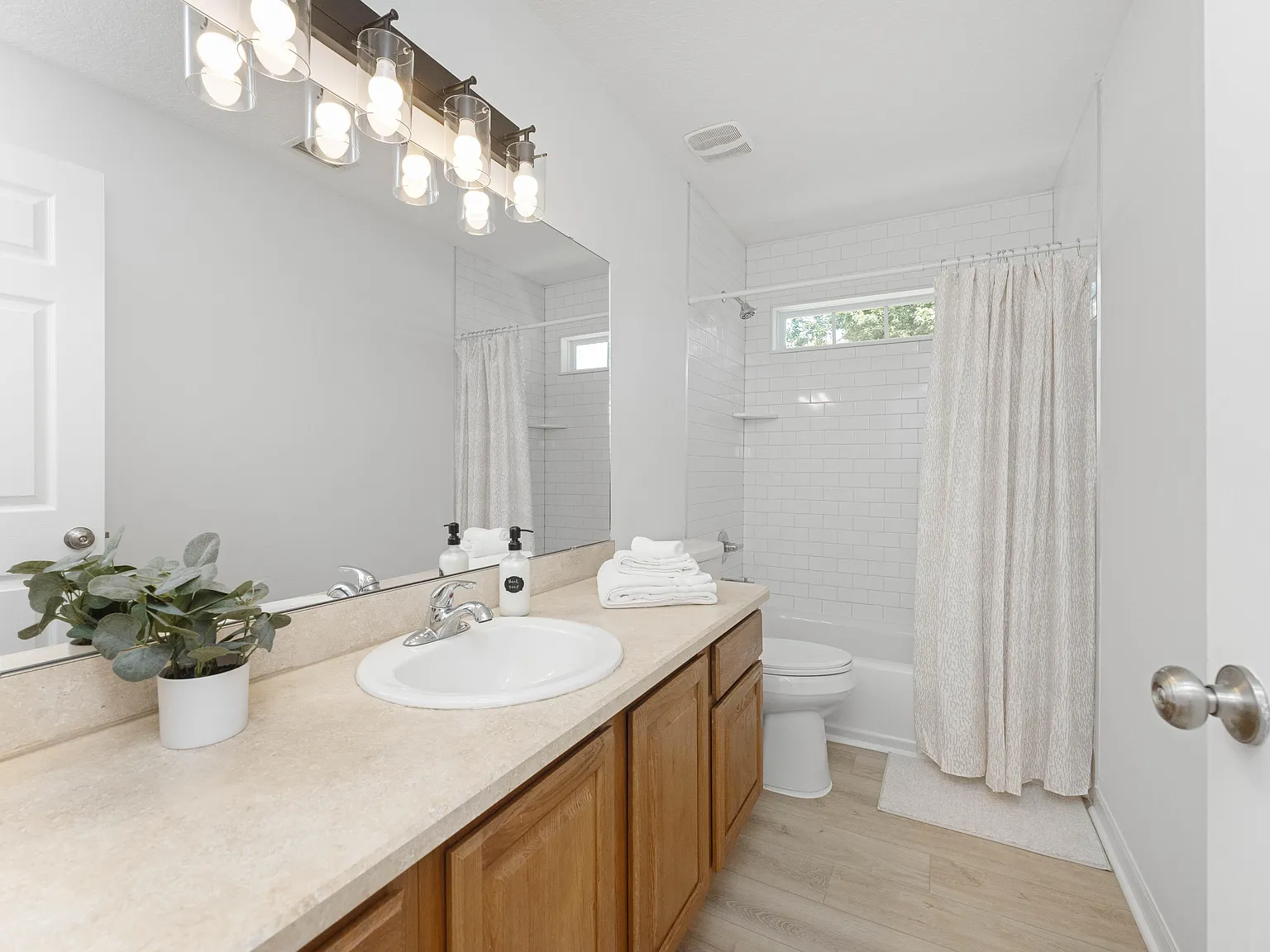 4 bed, 2.0 bath, 1338 sqft, $1,031 — Photo 2