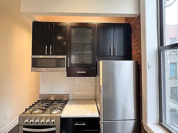 4th image of 128 2nd Ave APT B2