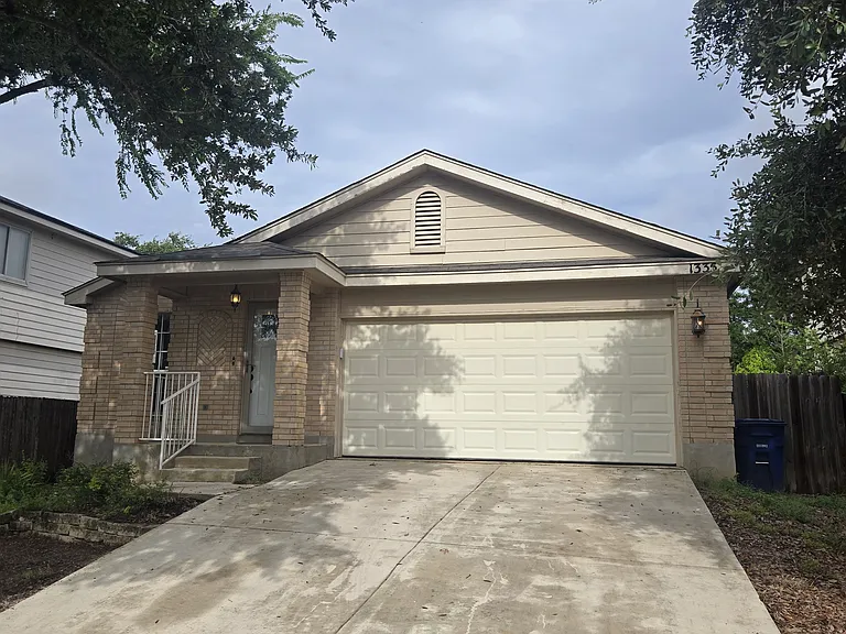1335 Cougar Country — Photo 1