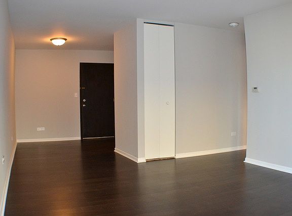 3rd image of 1037 S Des Plaines Ave #404