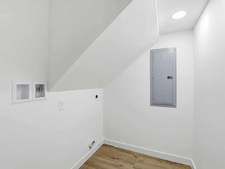 427 Ankara Ct — Photo 13