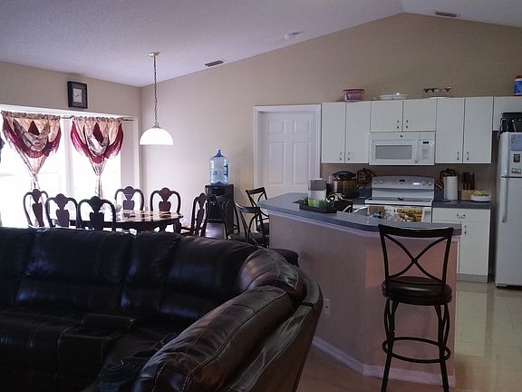 4th image of 301 SW Bridgeport Dr