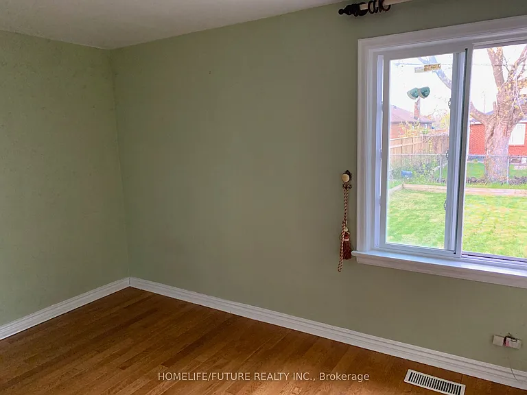 1 Maxim Cres #MAIN — Photo 8