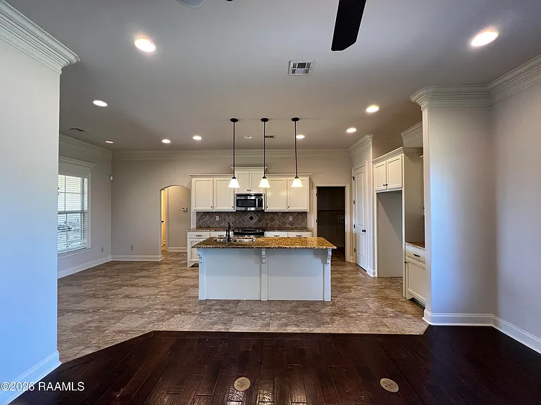204 Crenshaw Dr — Photo 4