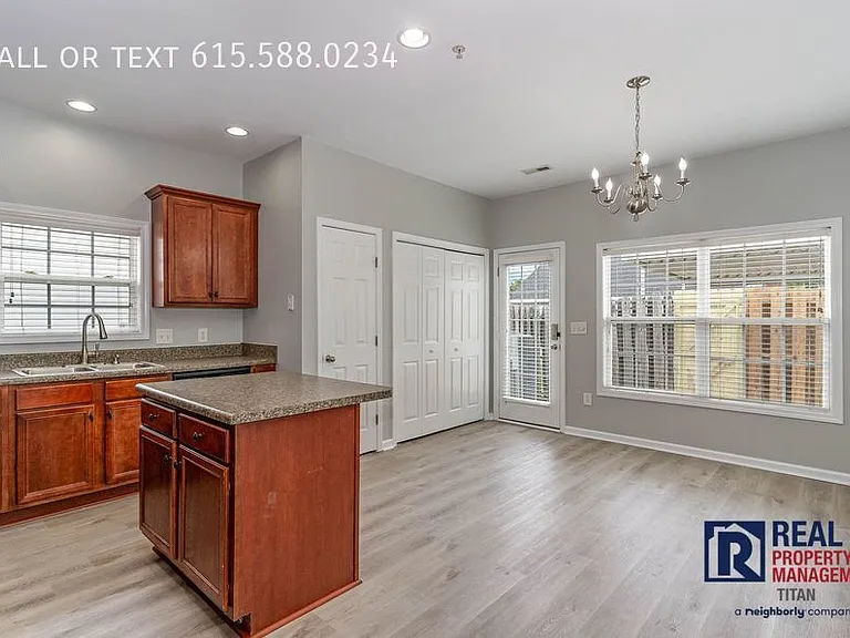1004 Briggs Ln — Photo 4