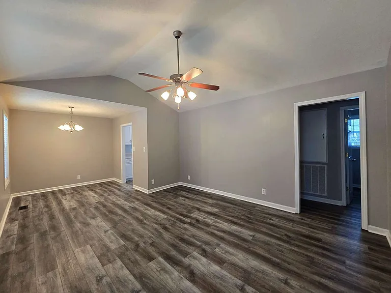 460 Caney Ln — Photo 3