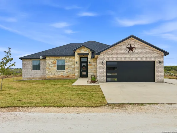 59 Legend Hills Rd, Uvalde, TX 78801
