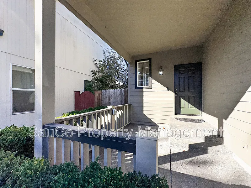 3 bed, 2.5 bath, 1940 sqft, $2,695 — Photo 3