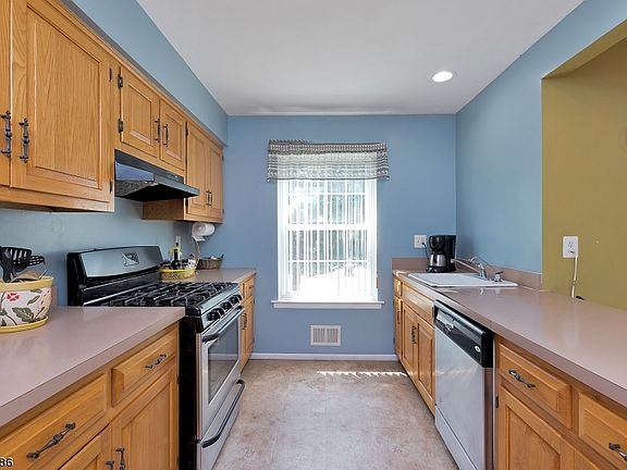 5th image of 182 Driscoll Ct