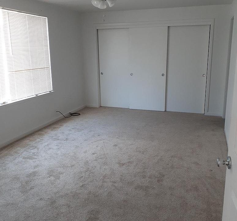 1st image of 825 W Avenue L12