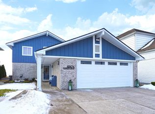 48476 Harbor Dr, Chesterfield, MI 48047